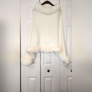 Winter is coming ! Off white GORGEOUS PONCHO with fur lining